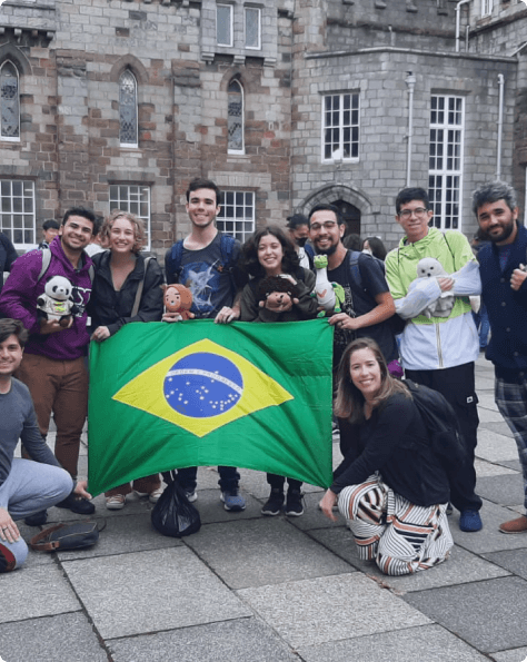Estudantes segurando a bandeira do Brasil